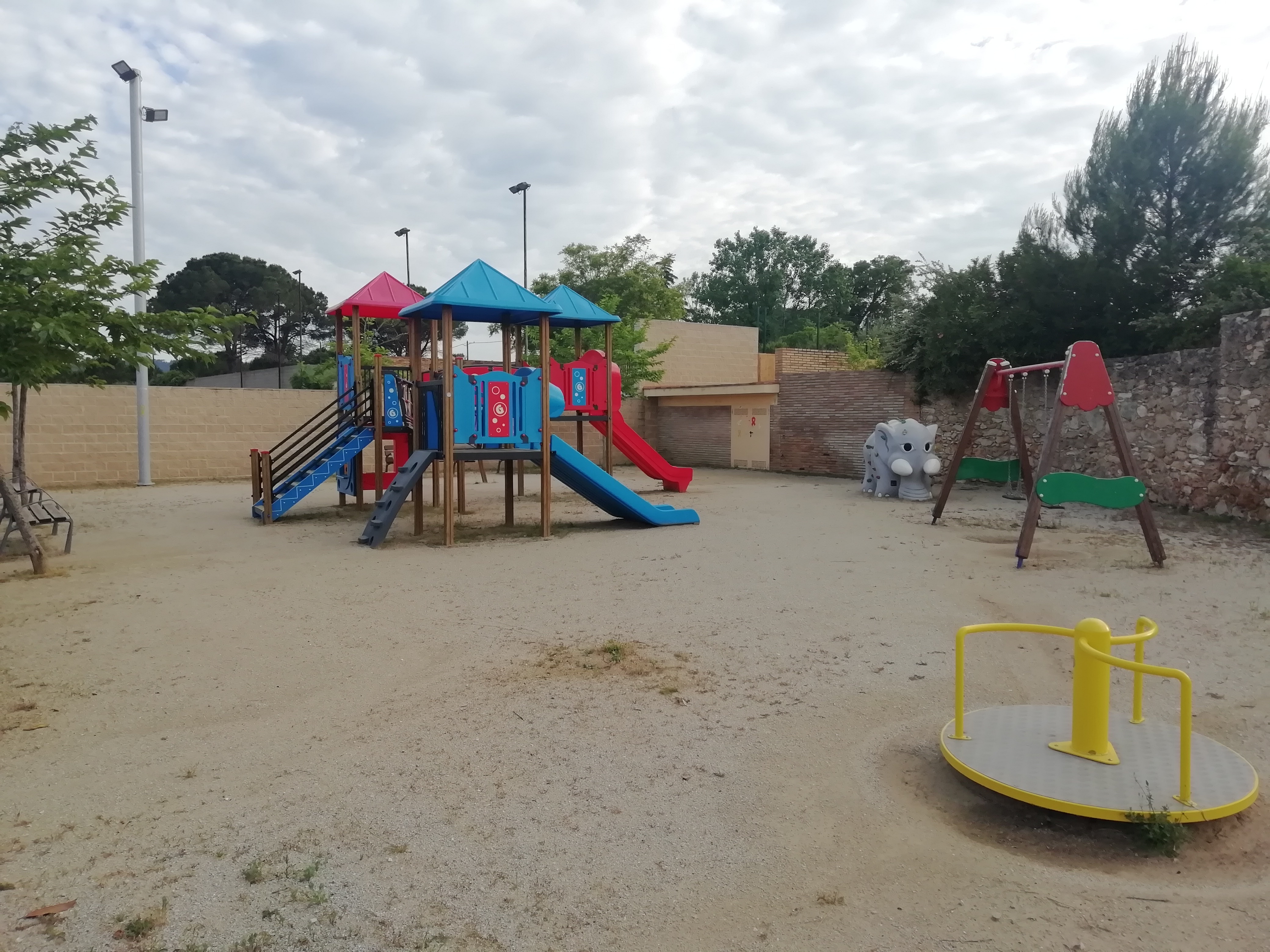 Imatge pels mitjans: Instal·lar una taula de ping-pong al Parc del Xaró