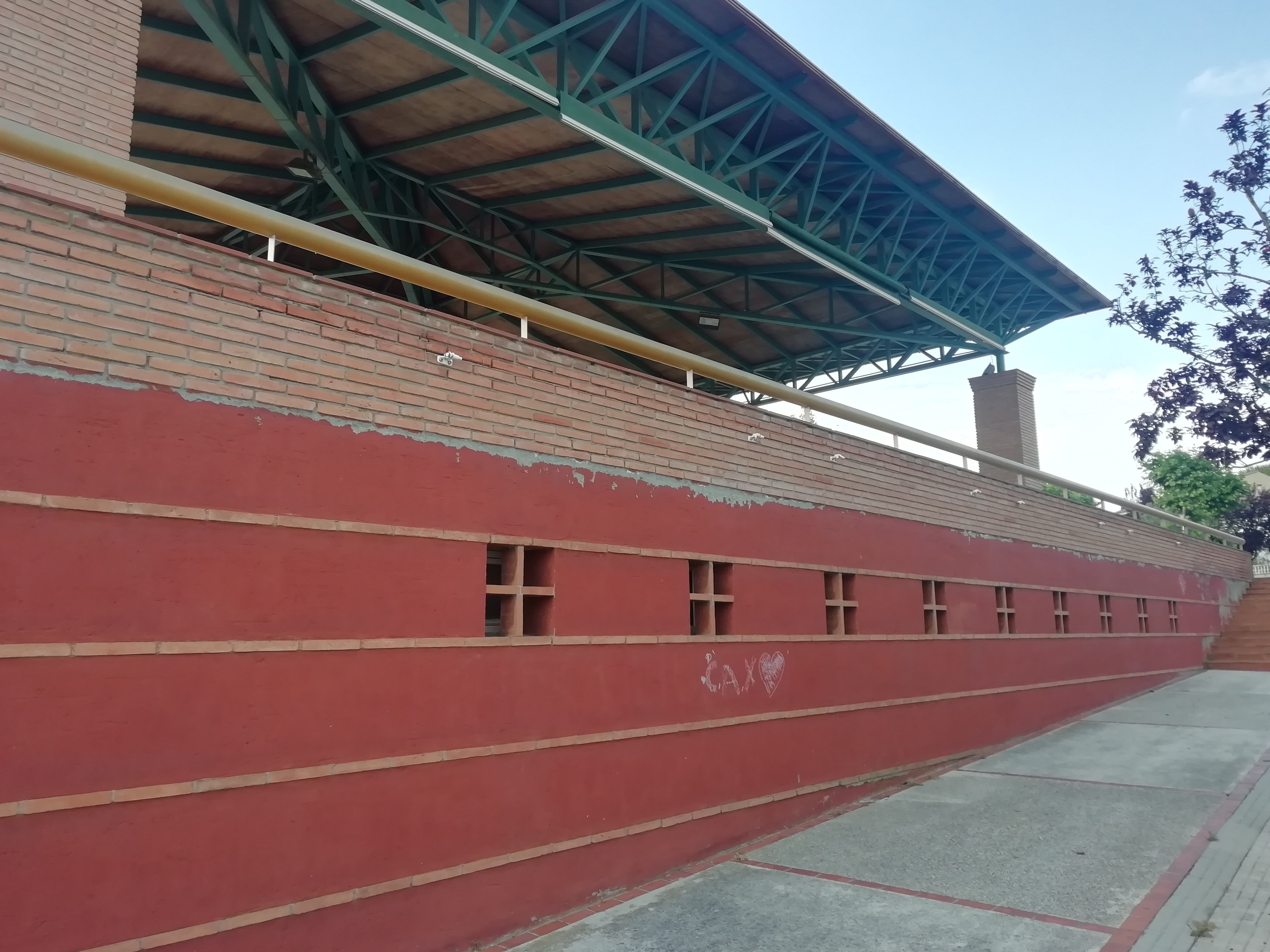 Imatge pels mitjans: Canviar la barana de la pista dels Païssos Catalans