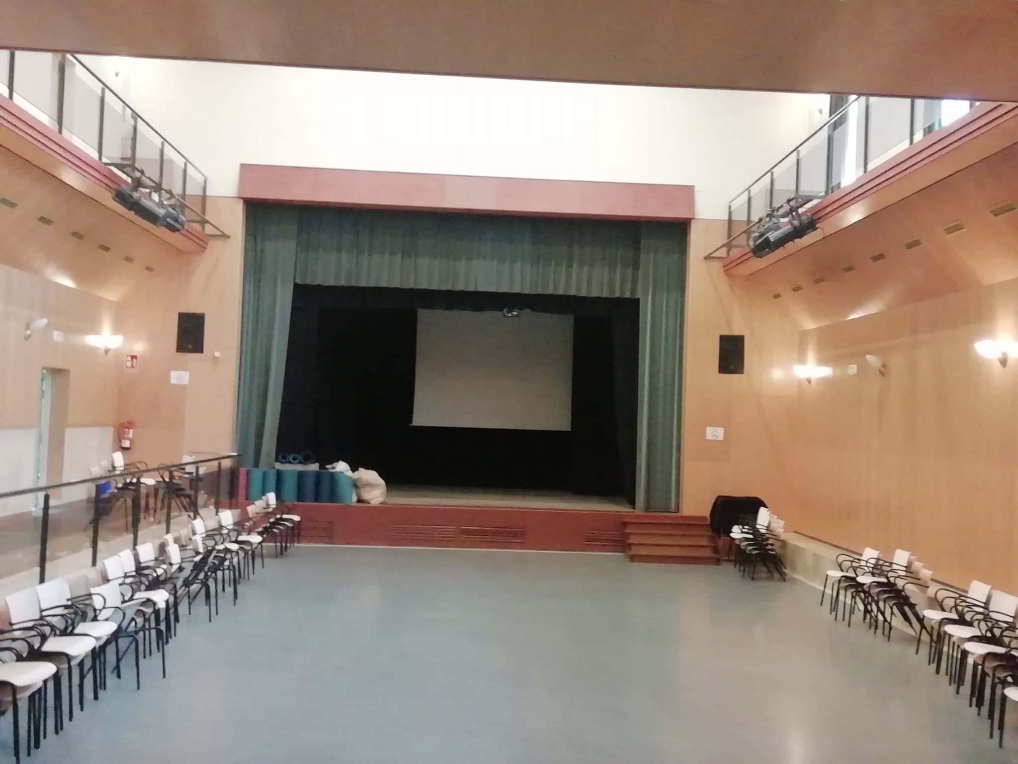 Imagen para los medios: Instal·lar una pantalla de cinema a l&#39;Ateneu Gumersind Bisbal