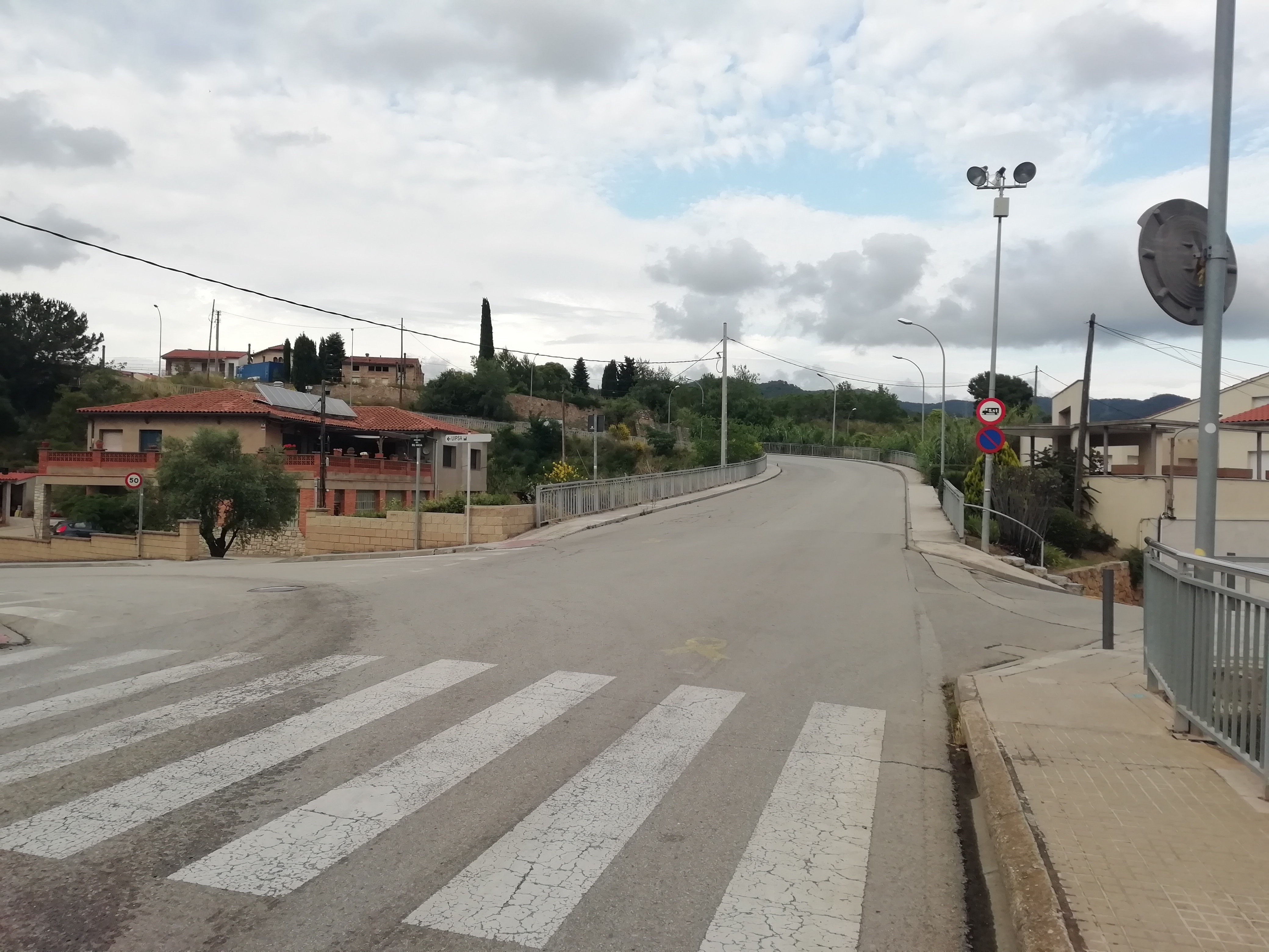 Imatge pels mitjans: Senyalitzar el pont de creuament del riu (pas vianants, prohibició camions alt tonatge)